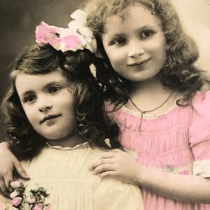 Carte postale antique enfants sœurs coloré à la main fleur fleurée nœud