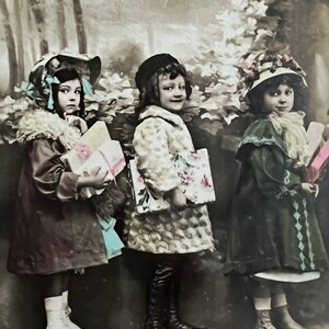 Elke ansichtkaart Kerst familie sneeuwjas kostuum CPA RPPC fotografie hand getinte kinderen met cadeau