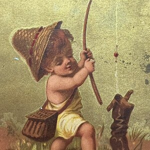 Antieke ruilkaart advertentie chromo lithografie Victoriaanse plakboek levering kleine visser baby cherub putti rivier zomer humor hoed