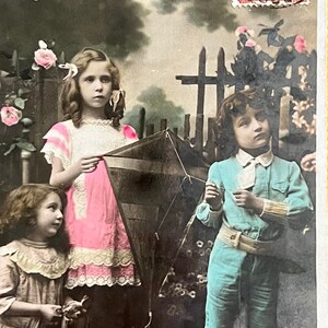 Antieke ansichtkaart met kinderen hand getinte CPA RPPC Victoriaanse mode