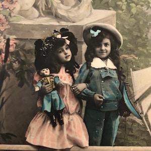 Antieke ansichtkaart CPA RPPC meisje jongen vrienden zomer vijver speelgoed pop Victoriaanse mode jurk ephemera hoed hand geschilderd getint