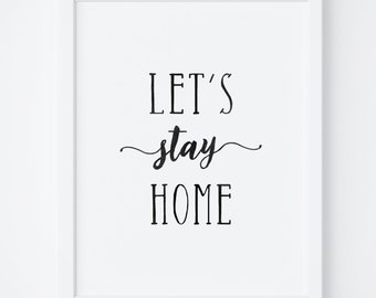 Może przedstawiać: Biały, oprawiony wydruk z czarnym napisem "LET'S stay HOME". Słowa są w mieszance pisma i liter blokowych. Idealny do dekoracji wnętrz.