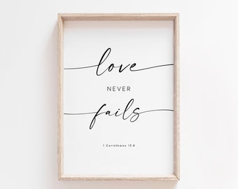 L'amore non fallisce mai Arte stampabile. 1 Corinzi 13:7-8. Arte da parete cristiana. Arte della parete della Bibbia. Arredamento della camera da letto. Stampa delle Scritture. Stampa del versetto della Bibbia