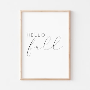 Könnte beinhalten: Ein gerahmter Druck mit dem Text "HELLO fall" in einer einfachen schwarzen Schreibschrift auf weißem Hintergrund.