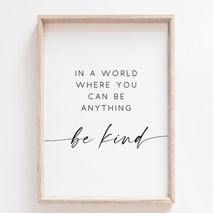 In een wereld waar je alles kunt zijn, wees vriendelijk afdrukbaar. Citaatafdrukken. Kunstafdrukken aan de muur. Afdrukbare offerte. Wees vriendelijk afdrukbaar. Afdrukbare kunst.