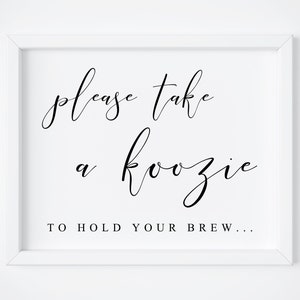 Puede incluir: Un cartel blanco enmarcado con texto en caligraf&iacute;a negra que dice "Por favor, toma un koozie para sujetar tu bebida..."
