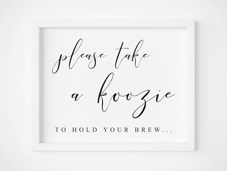 Puede incluir: Un cartel blanco enmarcado con texto en caligraf&iacute;a negra que dice "Por favor, toma un koozie para sujetar tu bebida..."