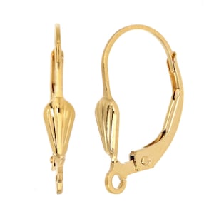 Puede incluir: Un par de cierres de pendientes de tono dorado con un diseño en forma de lágrima. Los cierres tienen un cierre de bisagra.