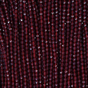 Puede incluir: Primer plano de un hilo de cuentas facetadas de color rojo oscuro. Las cuentas están ensartadas, creando líneas verticales de color. Las cuentas tienen una cualidad brillante y reflectante, y el efecto general es rico y elegante. Las cuentas se utilizan probablemente para la fabricación de joyas.