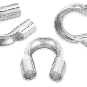 Op de afbeelding: Drie zilverkleurige U-vormige metalen componenten. Elk stuk heeft een gebogen lichaam met cilindrische uiteinden. De objecten zijn geplaatst tegen een witte achtergrond, wat hun vorm en metalen glans benadrukt.