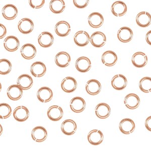 Puede incluir: Una gran cantidad de anillas de salto de oro rosa. Las anillas de salto son peque&ntilde;as y circulares, perfectas para la elaboraci&oacute;n de joyas.