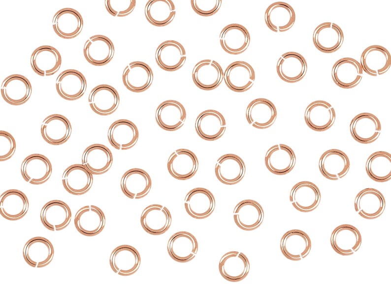 Puede incluir: Una gran cantidad de anillas de salto de oro rosa. Las anillas de salto son peque&ntilde;as y circulares, perfectas para la elaboraci&oacute;n de joyas.