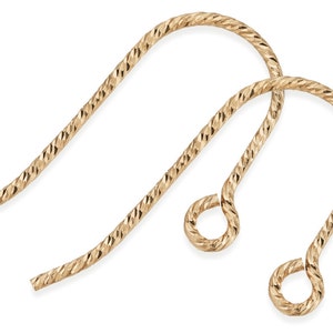 Op de afbeelding: Twee gouden oorhaken met een gedraaid, getextureerd ontwerp. De haken zijn gemaakt van metaal en hebben een gladde, afgeronde afwerking.