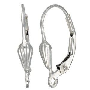 Puede incluir: Dos cierres de pendientes de palanca plateados. Cada cierre tiene un dije decorativo en forma de lágrima acanalada y una palanca articulada para asegurar el pendiente. Para la fabricación de joyas.