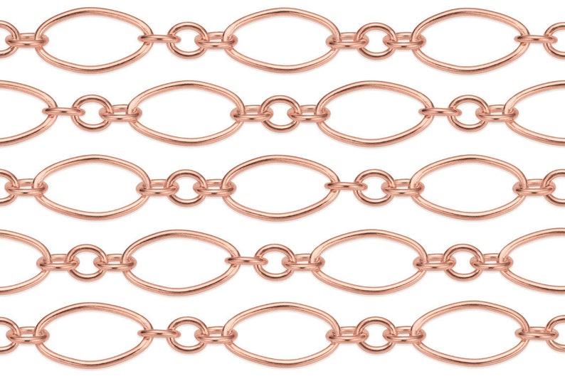 Puede incluir: Primer plano de una cadena de oro rosa con eslabones ovalados. La cadena es de metal y tiene un acabado brillante.