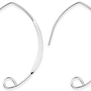 Puede incluir: Un par de pendientes de aro de plata con un diseño curvo y plano. Los aros están abiertos y tienen un pequeño bucle en la parte inferior.