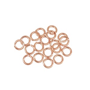 Puede incluir: Un mont&oacute;n de 18 anillos de salto de oro rosa. Los anillos de salto son peque&ntilde;os y redondos, y son perfectos para la elaboraci&oacute;n de joyas.
