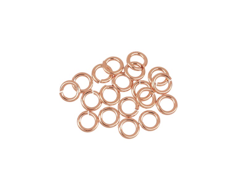 Puede incluir: Un mont&oacute;n de 18 anillos de salto de oro rosa. Los anillos de salto son peque&ntilde;os y redondos, y son perfectos para la elaboraci&oacute;n de joyas.