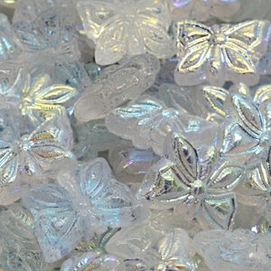 10 cuentas de vidrio checo prensadas con forma de mariposa de 15 x 12 mm, iridiscentes y transparentes (CH7402101)
