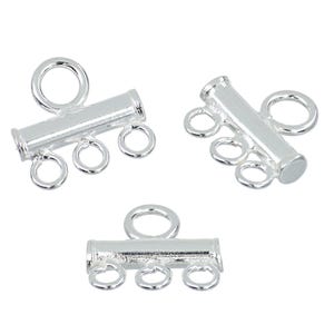 Puede incluir: Tres cierres de joyería de metal plateado con tres bucles cada uno. Los cierres están diseñados para conectar múltiples hebras de cuentas o cadenas.
