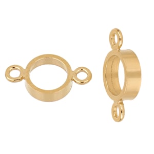 Puede incluir: Dos tapas de cuentas de metal dorado con dos anillos de salto en cada una. Las tapas de cuentas son redondas con un agujero en el centro.