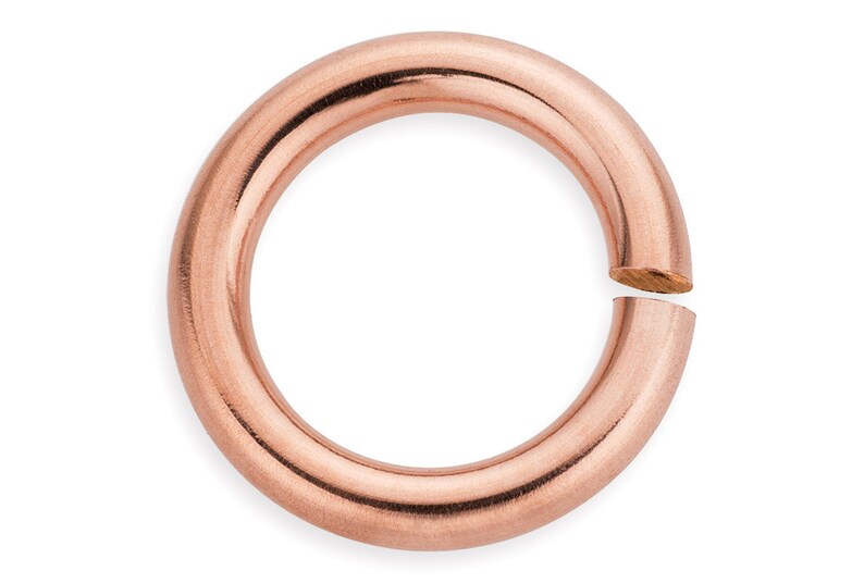 Puede incluir: Un anillo de salto de oro rosa, un anillo de metal con un espacio, utilizado para la fabricaci&oacute;n de joyas.