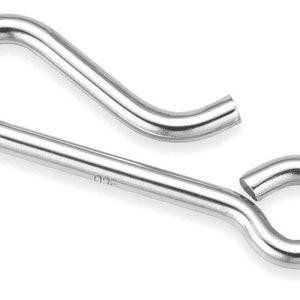 K&ouml;nnte beinhalten: Ein silberner Metallhaken mit einer kleinen Schlaufe am Ende. Der Haken ist mit der Nummer "320" gekennzeichnet.