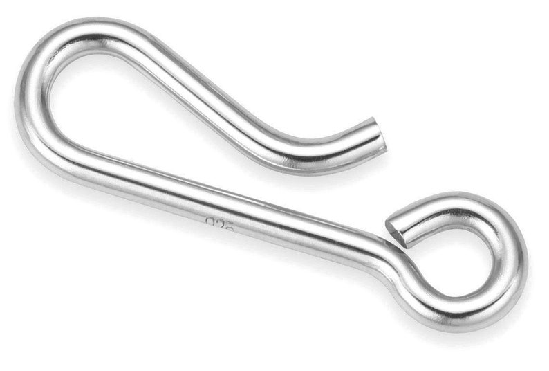 K&ouml;nnte beinhalten: Ein silberner Metallhaken mit einer kleinen Schlaufe am Ende. Der Haken ist mit der Nummer "320" gekennzeichnet.