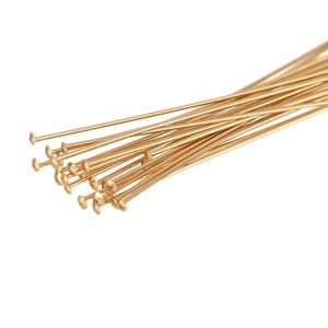 Puede incluir: Un paquete de alfileres de cabeza dorados, utilizados para la elaboraci&oacute;n de joyas y manualidades.