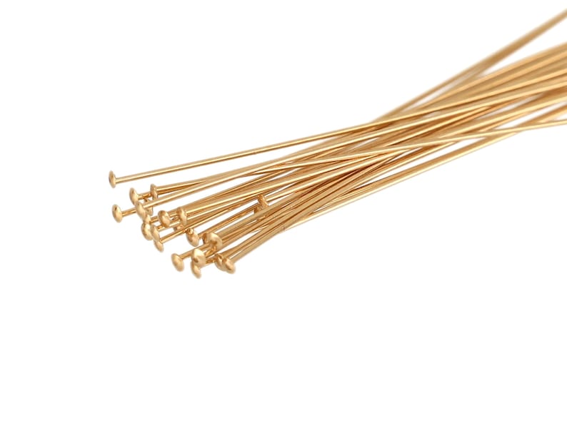 Puede incluir: Un paquete de alfileres de cabeza dorados, utilizados para la elaboraci&oacute;n de joyas y manualidades.