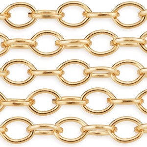 Puede incluir: Primer plano de una cadena de oro con eslabones ovalados. La cadena est&aacute; hecha de metal y tiene un acabado brillante.