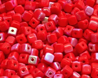 32 cuentas de vidrio checo prensadas en forma de cubo de 4 mm, color rojo (CH6500109)