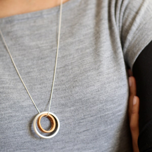 Collana con ciondolo senza tempo / regalo per il 18° anniversario di matrimonio / cerchi in porcellana e legno / gioielli artigianali fatti a mano