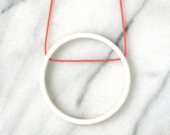 pendentif cercle minimaliste blanc sur soie orange vif / cadeau 12e, 18e, 20e anniversaire / bijoux faits main en céramique / cadeau pour elle