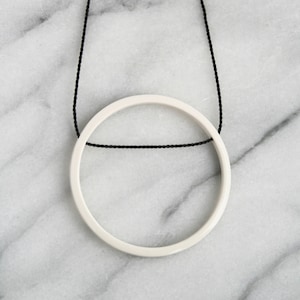 Collier créole en porcelaine / pendentif géo / collier cercle / collier simple / collier de tous les jours / pendentif contemporain / bijoux en céramique