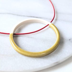 Collier en porcelaine - Collier pendentif cercle - Bijoux géométriques faits main - Collier contemporain - Cadeau d&#39;anniversaire