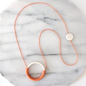 Einzigartige handgemachte Keramik Halskette - Einzigartige Halskette mit orangen und weißen Keramik Anhänger in orange und blau