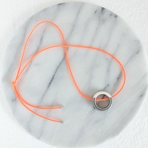 Collier en porcelaine grise - Collier à pendentif néon - Bijoux géométriques faits main - Collier contemporain - Cadeau d'anniversaire de poterie
