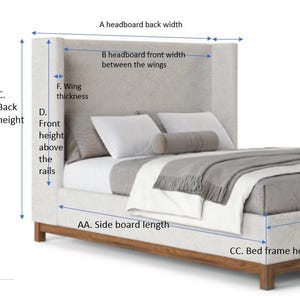 Könnte beinhalten: Ein beige gepolstertes Bett mit hohem Kopfteil und Holzrahmen. Das Bett ist mit weißer und grauer Bettwäsche bezogen. Auf dem Bild sind die Maße angegeben, einschließlich Rückenhöhe, Fronthöhe und Seitenbreite.