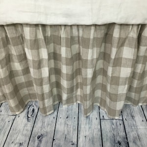 Pu&ograve; includere: Una gonna da letto beige e bianca a quadri con un bordo arricciato. La gonna &egrave; realizzata in lino e ha uno stile rustico informale.