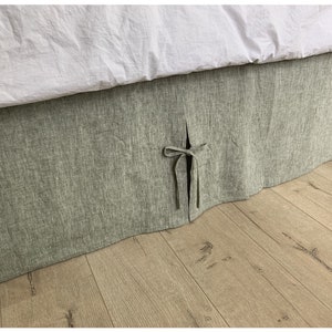 Chambray Olivgrüner Bettrock, maßgeschneiderte Falten mit Krawatten, alle Größen, passend gefertigt