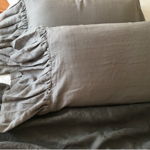 Une paire de taies d&#39;oreiller shabby chic en lin gris moyen, des taies d&#39;oreiller en lin avec de longs volants, inspirées du style campagnard français