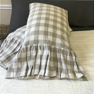 Ein Paar Buffalo Check Leinen Plaid Kissenbezüge verfügen über lange Meerjungfrau Rüschen, inspiriert vom französischen Landhausstil, karierte Kissenbezüge