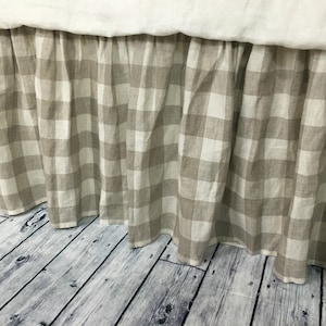 Pu&ograve; includere: Una gonna da letto in lino gingham beige e bianco con un bordo arricciato. La gonna &egrave; in lino e ha uno stile rustico informale.
