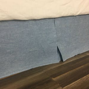 Chambray Surf Blau Bettrock Maßgeschneiderte Falten, Naturleinen, Benutzerdefinierte Größe und Tropfenlänge