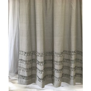Tende da doccia in lino grigio medio con 4 file di volant: abbellisci la tua vasca!