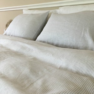 Pu&ograve; includere: Un copripiumino e federe in lino a righe bianche e grigie. La biancheria da letto &egrave; realizzata in lino morbido e traspirante e presenta un sottile motivo a righe.