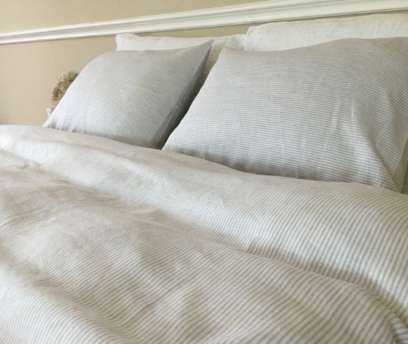 Pu&ograve; includere: Un copripiumino e federe in lino a righe bianche e grigie. La biancheria da letto &egrave; realizzata in lino morbido e traspirante e presenta un sottile motivo a righe.