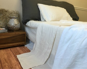 Puede incluir: Un juego de sábanas de cama de lino blanco con sábana bajera, sábana encimera y fundas de almohada. Las sábanas son libres de arrugas y tienen una sensación suave y lujosa.