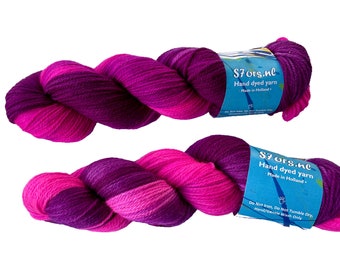 Handgeverfd superwash Merino DK-gewichtsgaren. Paars gecombineerd met fluorescerend roze